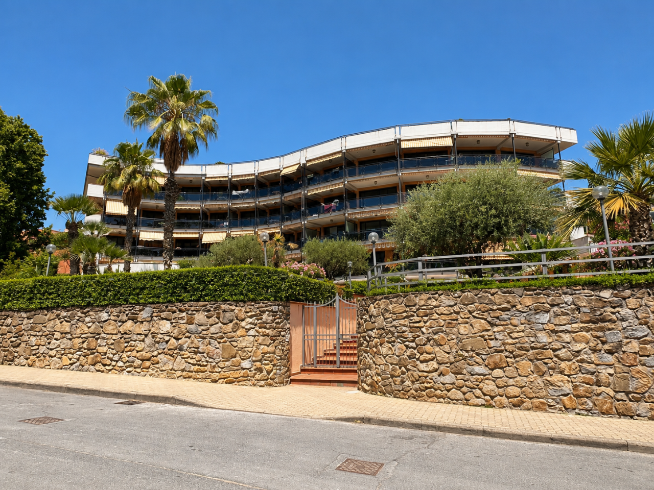 https://www.vincimmobili.it/images/com_adsmanager/contents/sanremo-av10_1117_1_m.jpg