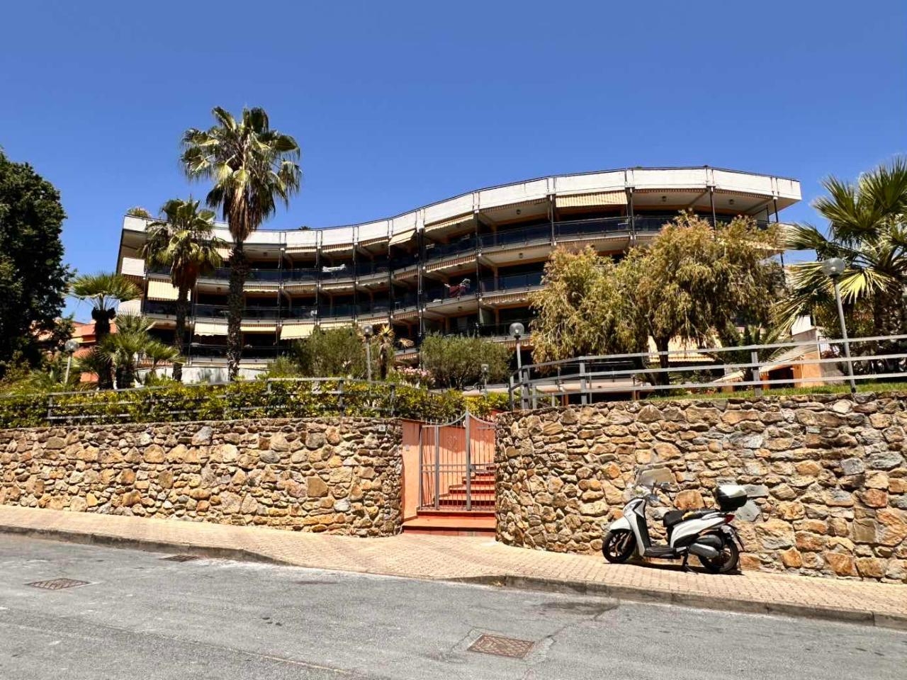 https://www.vincimmobili.it/images/com_adsmanager/contents/sanremo-av300_1117_1_m.jpg